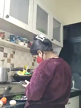 Snapshot of IND_COUPLE1 chatting on December 14, 2024, 6:52 pm IND COUPLE1 online show from December 14, 2024, 6:52 pm