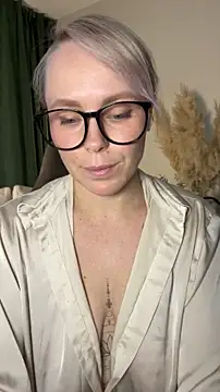 Snapshot of Charming_Daphny chatting on May 21, 2026, 6:42 am Charming Daphny online show from May 21, 2026, 6:42 am