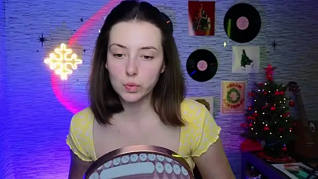 Snapshot of GloriaElmer chatting on December 18, 2024, 2:28 pm GloriaElmer online show from December 18, 2024, 2:28 pm