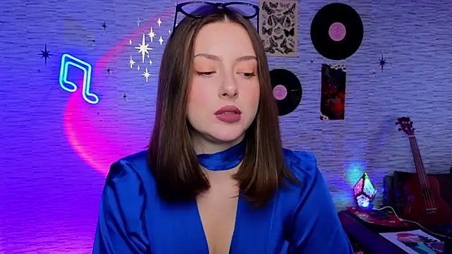 Snapshot of GloriaElmer chatting on February 3, 2025, 9:52 am GloriaElmer online show from February 3, 2025, 9:52 am