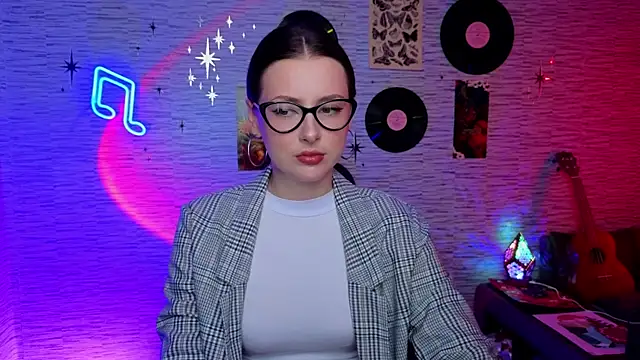 Snapshot of GloriaElmer chatting on February 5, 2025, 10:41 am GloriaElmer online show from February 5, 2025, 10:41 am