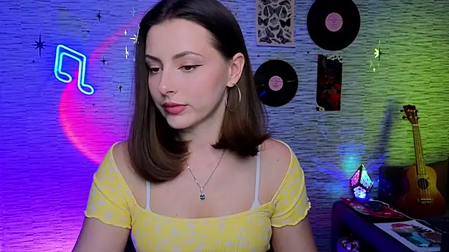 Snapshot of GloriaElmer chatting on February 7, 2025, 9:05 am GloriaElmer online show from February 7, 2025, 9:05 am