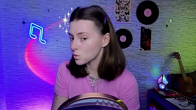 Snapshot of GloriaElmer chatting on March 11, 2025, 6:32 am GloriaElmer online show from March 11, 2025, 6:32 am