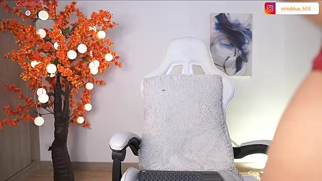 VictoriaHiill online show from September 17, 2025, 7:48 pm