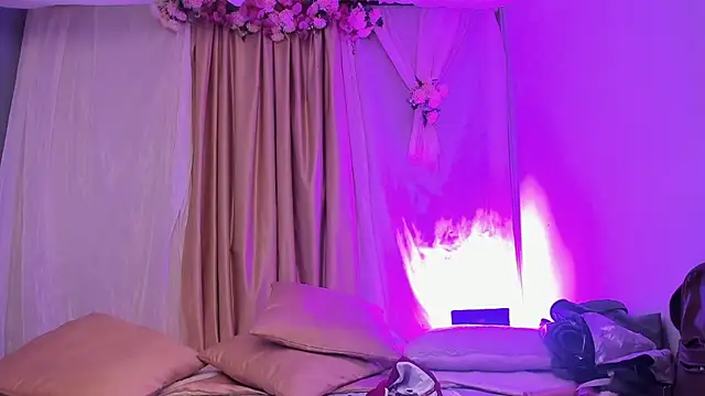 salomee star  online show from November 6, 2025, 6:42 pm