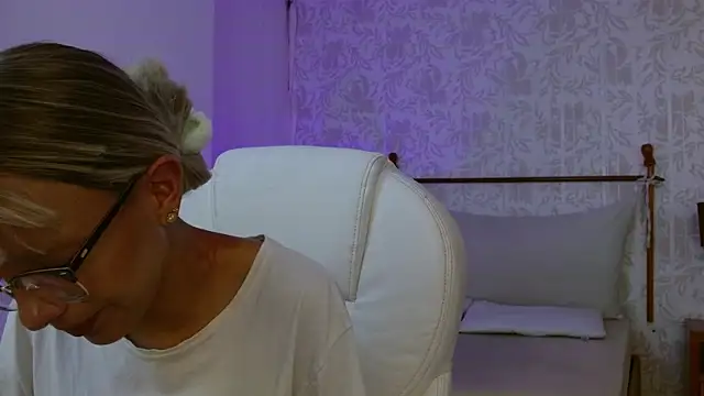 peyton golden1 online show from November 30, 2025, 3:43 am