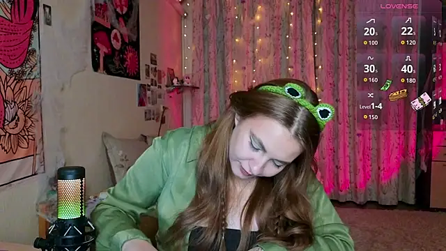 LisaCase online show from October 13, 2025, 4:07 pm