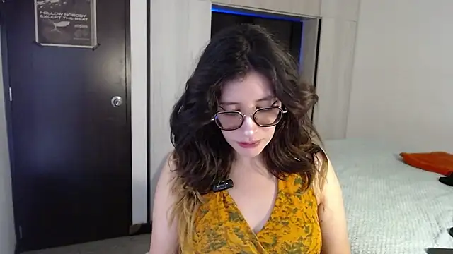 mariana124- online show from November 24, 2025, 9:03 pm