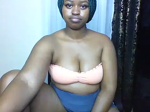 Snapshot of Candii_wet_ chatting on February 7, 2025, 11:45 pm Candii wet  online show from February 7, 2025, 11:45 pm