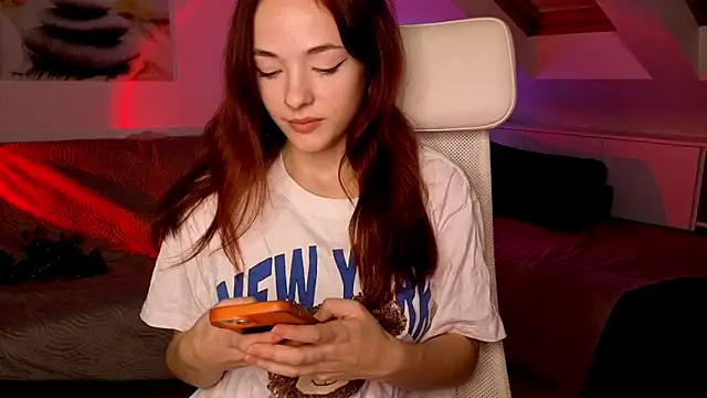 MiaRouge online show from October 21, 2025, 5:02 pm