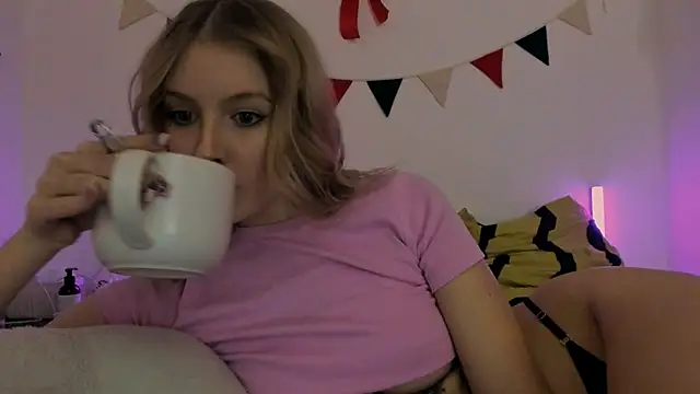 MiaDavis21 online show from February 22, 2025, 5:46 pm