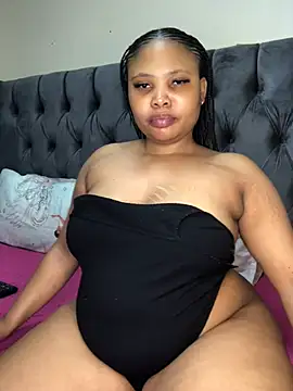 Snapshot of Anaelle24 chatting on May 4, 2026, 4:08 am Anaelle24 online show from May 4, 2026, 4:08 am