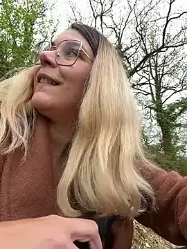 EmyLana online show from April 12, 2026, 7:57 am