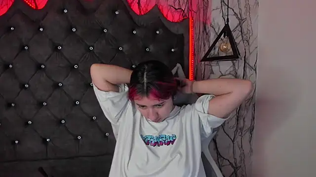 larissa01  online show from February 7, 2025, 2:40 am