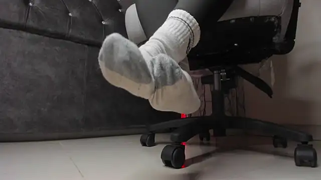 larissa01  online show from February 8, 2025, 10:07 am