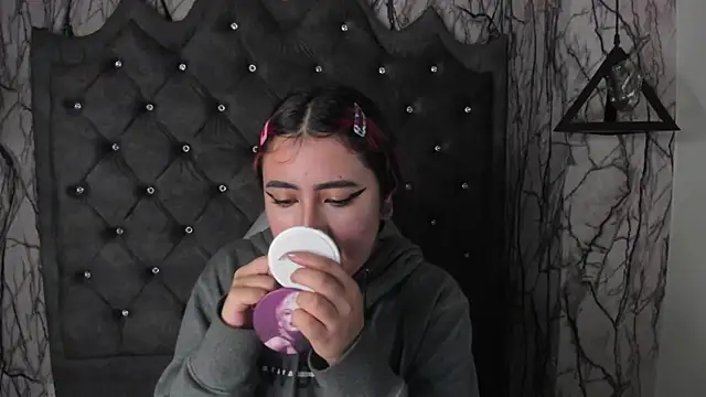 larissa01  online show from February 23, 2025, 3:02 am