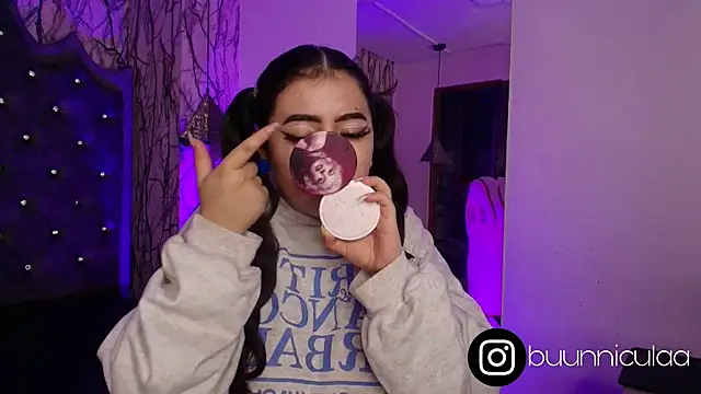 larissa01  online show from September 19, 2025, 4:47 am