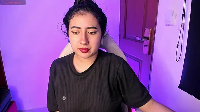 larissa01  online show from September 28, 2025, 3:34 am