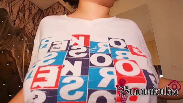 larissa01  online show from October 13, 2025, 4:01 am