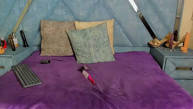 Aura love69 online show from December 1, 2025, 4:39 am