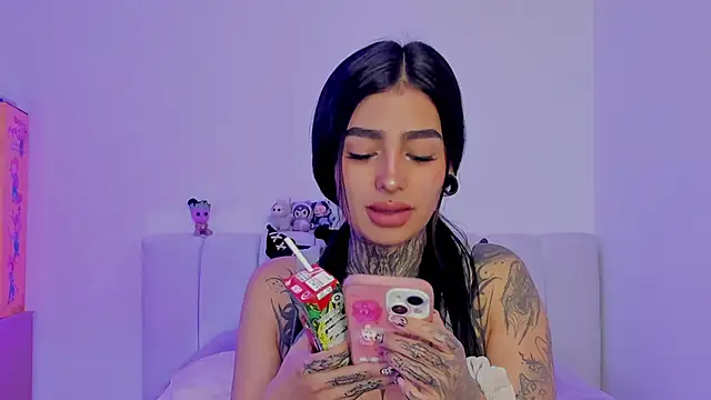 Snapshot of shadowcatt_ chatting on October 22, 2025, 7:13 pm shadowcatt online show from October 22, 2025, 7:13 pm