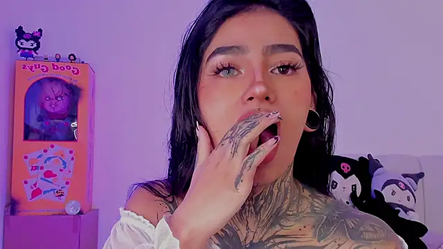 Snapshot of shadowcatt_ chatting on November 5, 2025, 5:24 pm shadowcatt online show from November 5, 2025, 5:24 pm