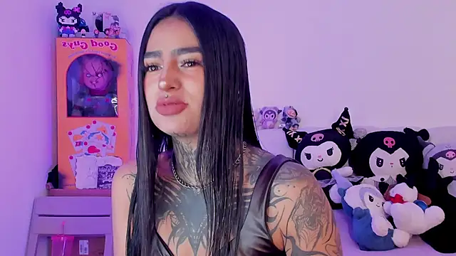 Snapshot of shadowcatt_ chatting on December 3, 2025, 9:24 pm shadowcatt online show from December 3, 2025, 9:24 pm