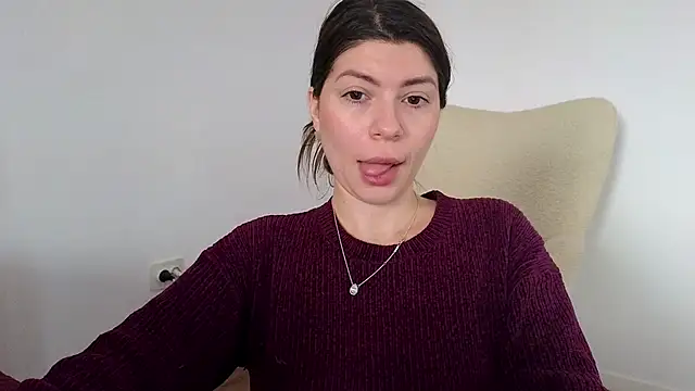 Jullyenn3 online show from February 5, 2025, 1:11 pm