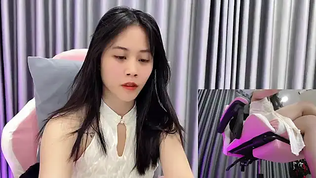 Snapshot of -rosiie- chatting on March 18, 2025, 2:25 am -rosiie- online show from March 18, 2025, 2:25 am