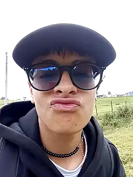 Snapshot of Cuervo_maniaco chatting on February 21, 2025, 3:54 pm Cuervo maniaco online show from February 21, 2025, 3:54 pm