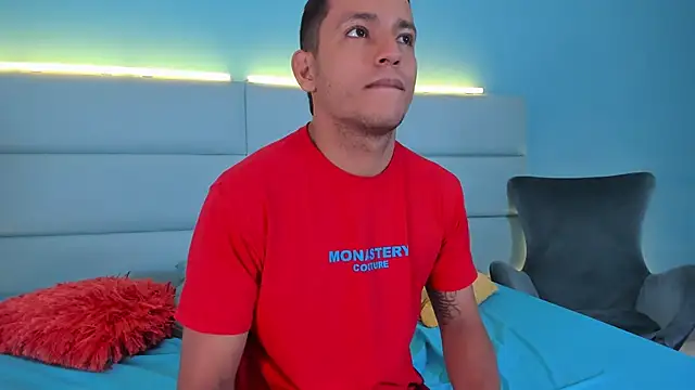 Snapshot of SophieRoyals chatting on December 5, 2024, 4:12 pm SophieRoyals online show from December 5, 2024, 4:12 pm