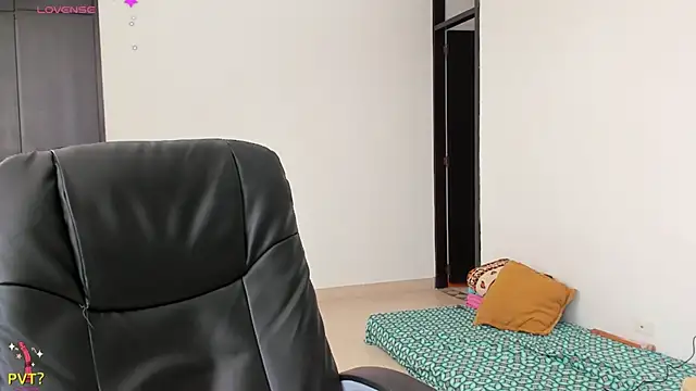 Snapshot of Kamilasalazar chatting on January 30, 2025, 2:15 pm Kamilasalazar online show from January 30, 2025, 2:15 pm