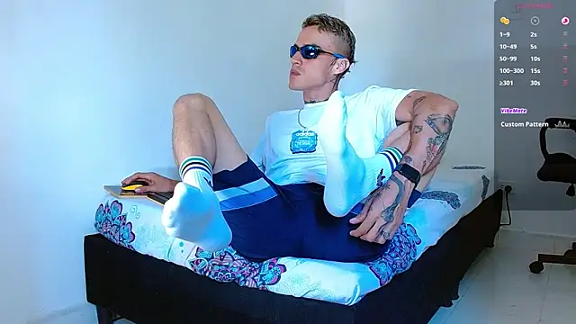 bray hotboy777 online show from September 28, 2025, 8:03 pm