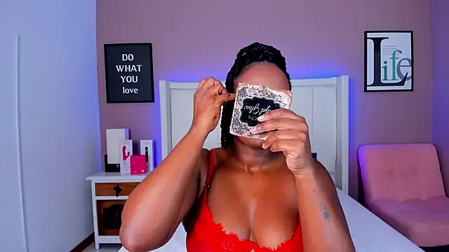 Snapshot of Britanymooree chatting on November 28, 2025, 8:33 pm Britanymooree online show from November 28, 2025, 8:33 pm