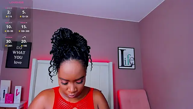 Snapshot of Britanymooree chatting on December 15, 2025, 8:02 pm Britanymooree online show from December 15, 2025, 8:02 pm