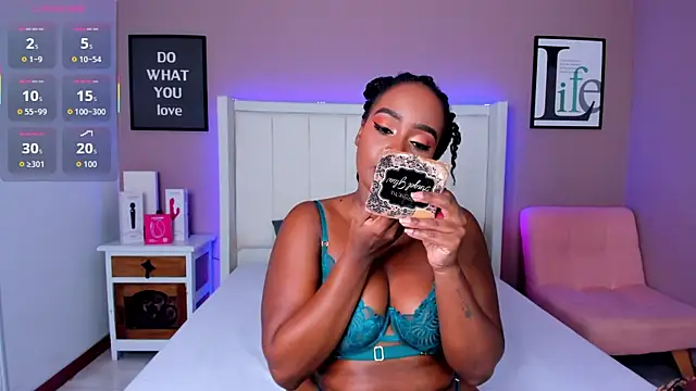 Snapshot of Britanymooree chatting on December 18, 2025, 8:04 pm Britanymooree online show from December 18, 2025, 8:04 pm