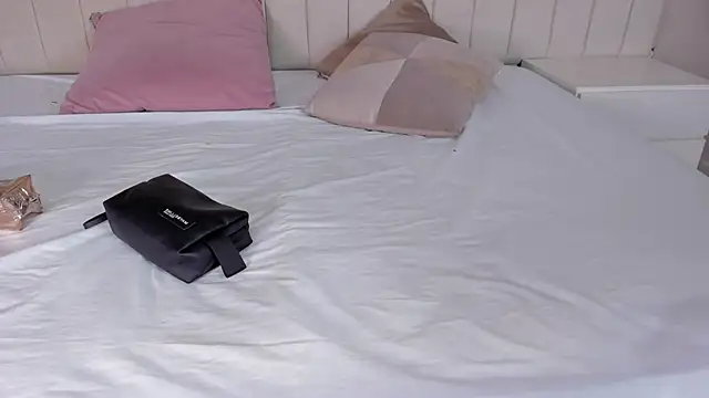 Littleolivia  online show from February 26, 2025, 1:08 pm