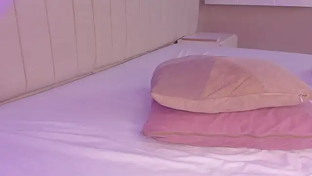 Littleolivia  online show from March 18, 2025, 7:42 pm