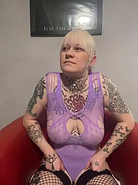 poussichienne online show from February 19, 2025, 1:50 pm