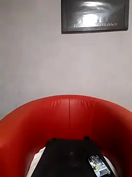 poussichienne online show from March 18, 2025, 4:37 pm