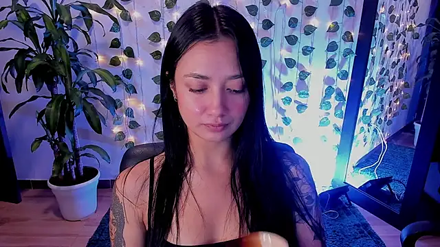 mariiana-diaz online show from March 10, 2025, 1:10 pm