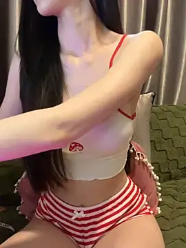 Snapshot of Almiraa68 chatting on December 13, 2024, 7:25 am Almiraa68 online show from December 13, 2024, 7:25 am