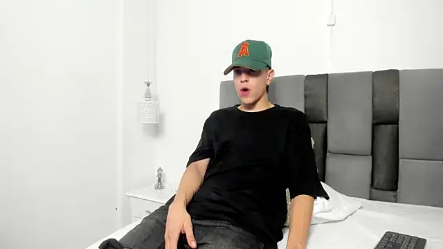 Snapshot of Dei_v_48 chatting on February 14, 2025, 5:19 am Dei v 48 online show from February 14, 2025, 5:19 am