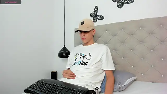 Snapshot of Dei_v_48 chatting on March 11, 2025, 5:49 am Dei v 48 online show from March 11, 2025, 5:49 am