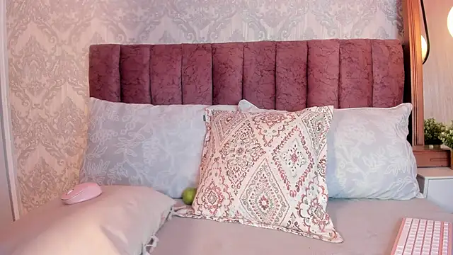 tiffany becker online show from September 25, 2025, 12:09 pm