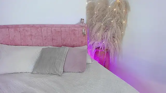 Sofiawilson  online show from October 2, 2025, 1:07 pm