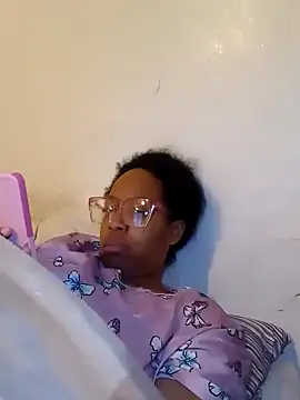 Snapshot of madamsensuale chatting on February 20, 2025, 9:33 am madamsensuale online show from February 20, 2025, 9:33 am