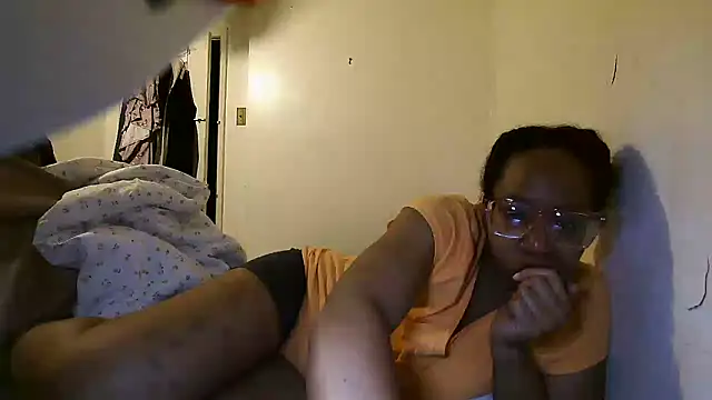 Snapshot of madamsensuale chatting on March 6, 2025, 12:10 am madamsensuale online show from March 6, 2025, 12:10 am