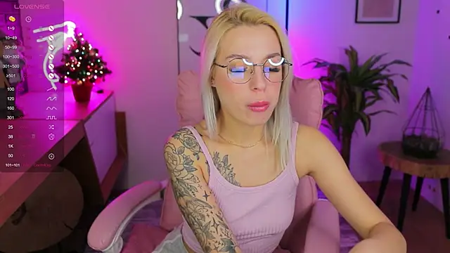 Snapshot of Crystal_Barbie chatting on January 6, 2025, 10:15 pm Crystal Barbie online show from January 6, 2025, 10:15 pm