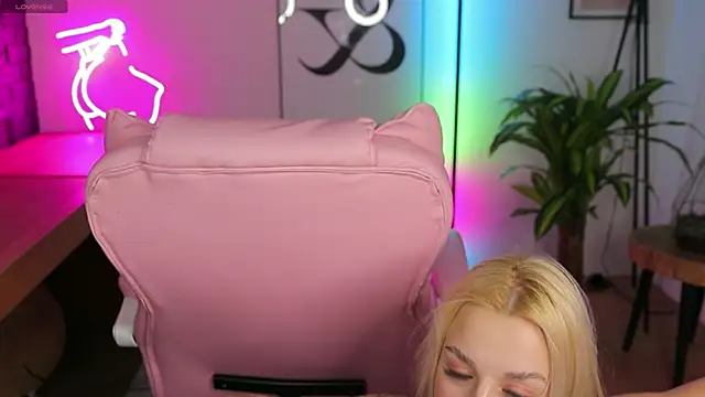 Snapshot of Crystal_Barbie chatting on March 5, 2025, 1:52 am Crystal Barbie online show from March 5, 2025, 1:52 am